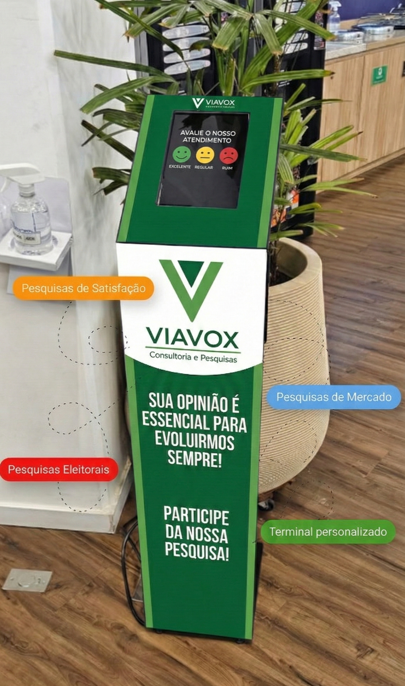 Totem de pesquisa de satisfação Viavox com tela touch screen